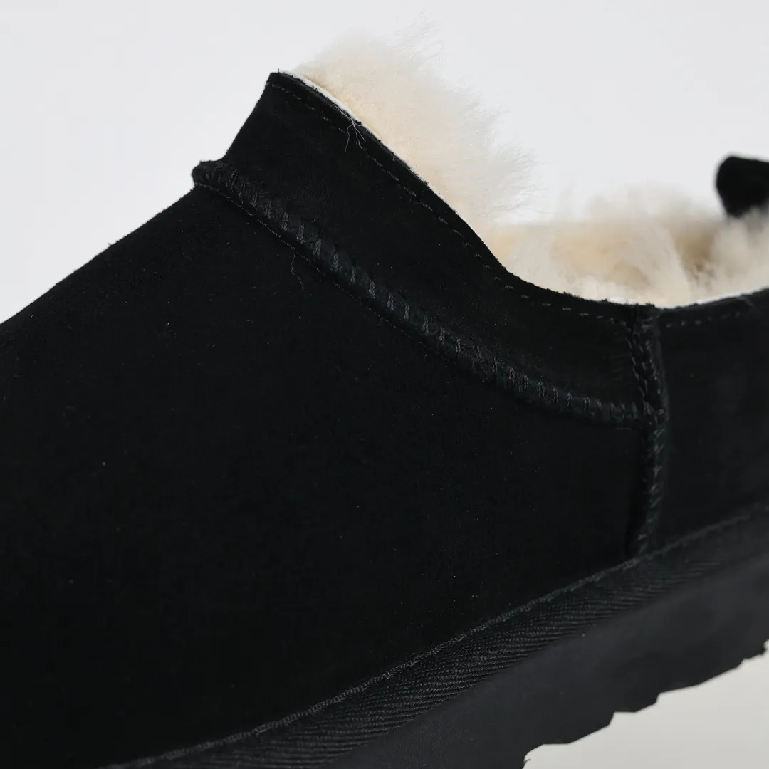 Pick up locally 💰520 Core recommendation Good price Independently developed original outsole, cashmere insole, keeping warm in winter, suitable for home use. In recent years, uug has launched a style series, which is partially skewed towards the preferences of young consumers, and has also been at the forefront of fashion trends. Shoe body material, water-repellent coated suede upper, 17mm UGGPURE™ implanted wool insole, lightweight non-slip and comfortable rubber outsole, with brand LOGO, complete packaging, size: 35 36 37 38 39 40